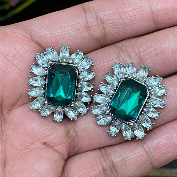 Unsigned Vintage Faux Emerald Earrings - Picture 5 of 10